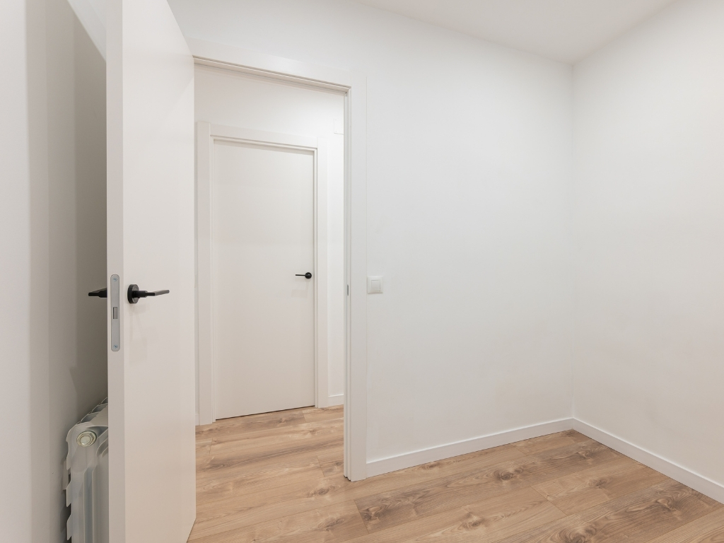 Porte interne: meglio aperte o chiuse con i termosifoni accesi? Consigli per comfort e risparmio